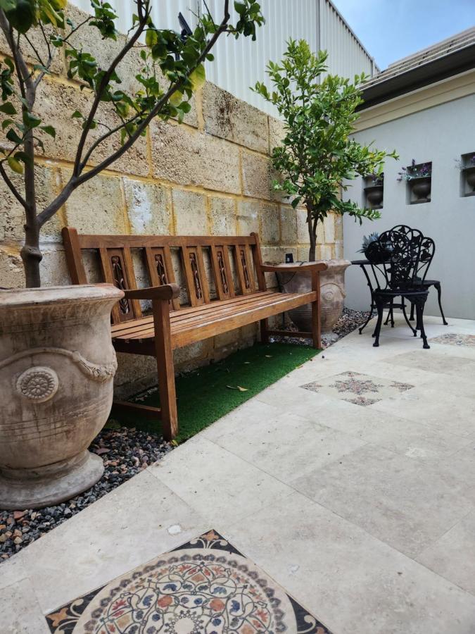 Lavender Manor Bnb Bed & Breakfast Alkimos Exterior photo